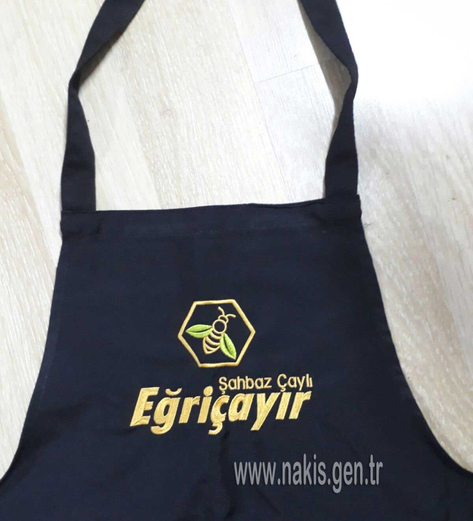 Önlük Nakış, Askılı Önlük nakış, önlüğe logo nakış, firma logolu önlük, logolu önlük imalat, toptan logolu önlük, iş önlüğü imalatı, nakışlı önlük,